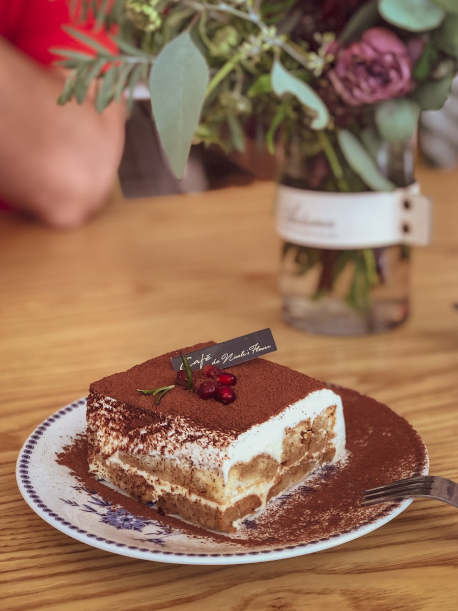 Tiramisu spéculoos en verrine, cacao saupoudré, biscuit visible